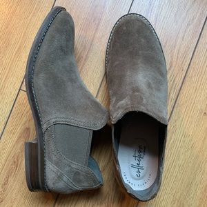 Clarks Camzin Maple Bootie in Olive Suede, Size 9